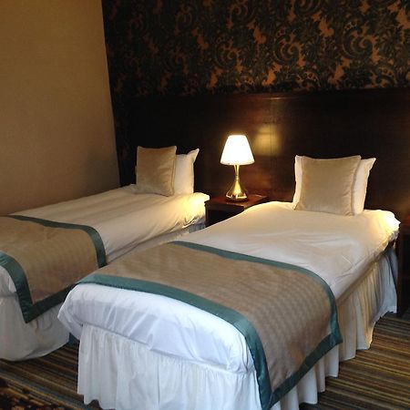 The Wyndham Arms-Wetherspoon Hotel Bridgend  Bagian luar foto