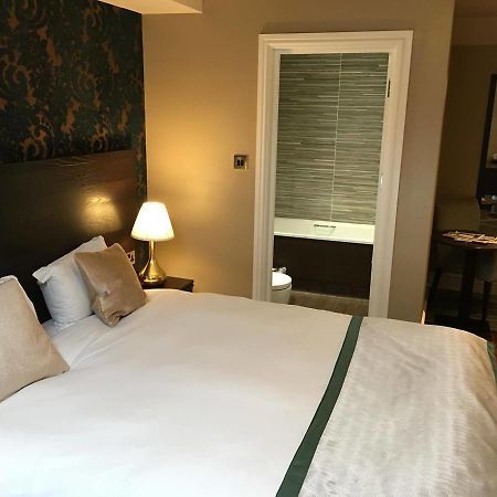 The Wyndham Arms-Wetherspoon Hotel Bridgend  Bagian luar foto