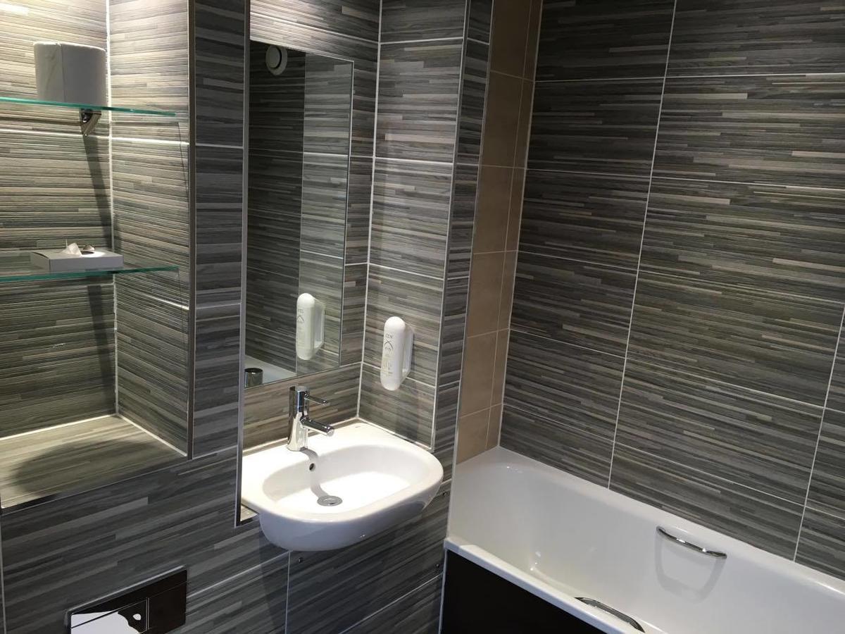 The Wyndham Arms-Wetherspoon Hotel Bridgend  Bagian luar foto