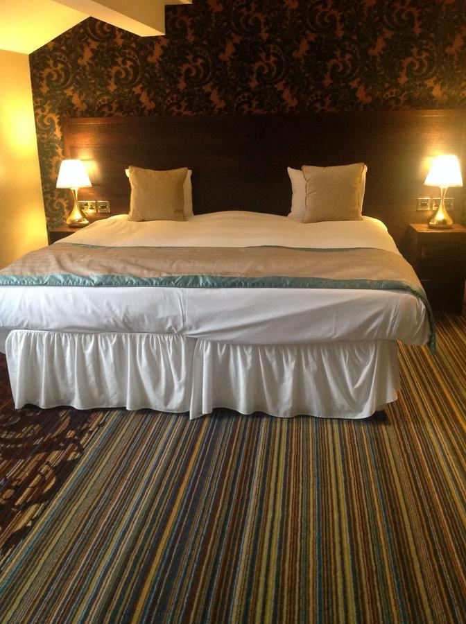The Wyndham Arms-Wetherspoon Hotel Bridgend  Bagian luar foto