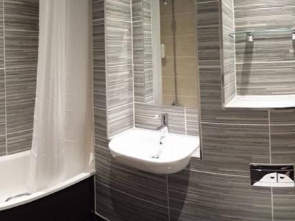 The Wyndham Arms-Wetherspoon Hotel Bridgend  Bagian luar foto