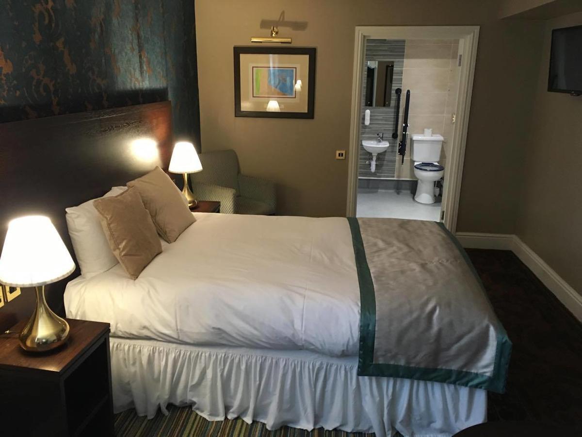 The Wyndham Arms-Wetherspoon Hotel Bridgend  Bagian luar foto