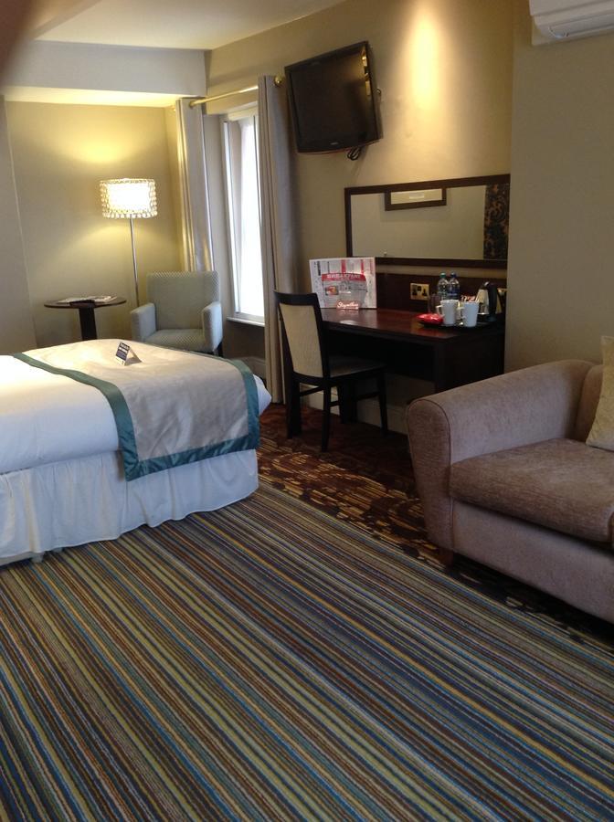 The Wyndham Arms-Wetherspoon Hotel Bridgend  Bagian luar foto